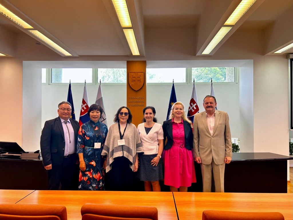 ХААИС-ийн харьяа Агроэкологи, бизнесийн сургуулийн удирдлага, багш, мэргэжилтнүүд Европын Холбооны улсуудад дээд боловсролын байгууллагын цахим шилжилтийн чиглэлээр туршлага судалж байна.